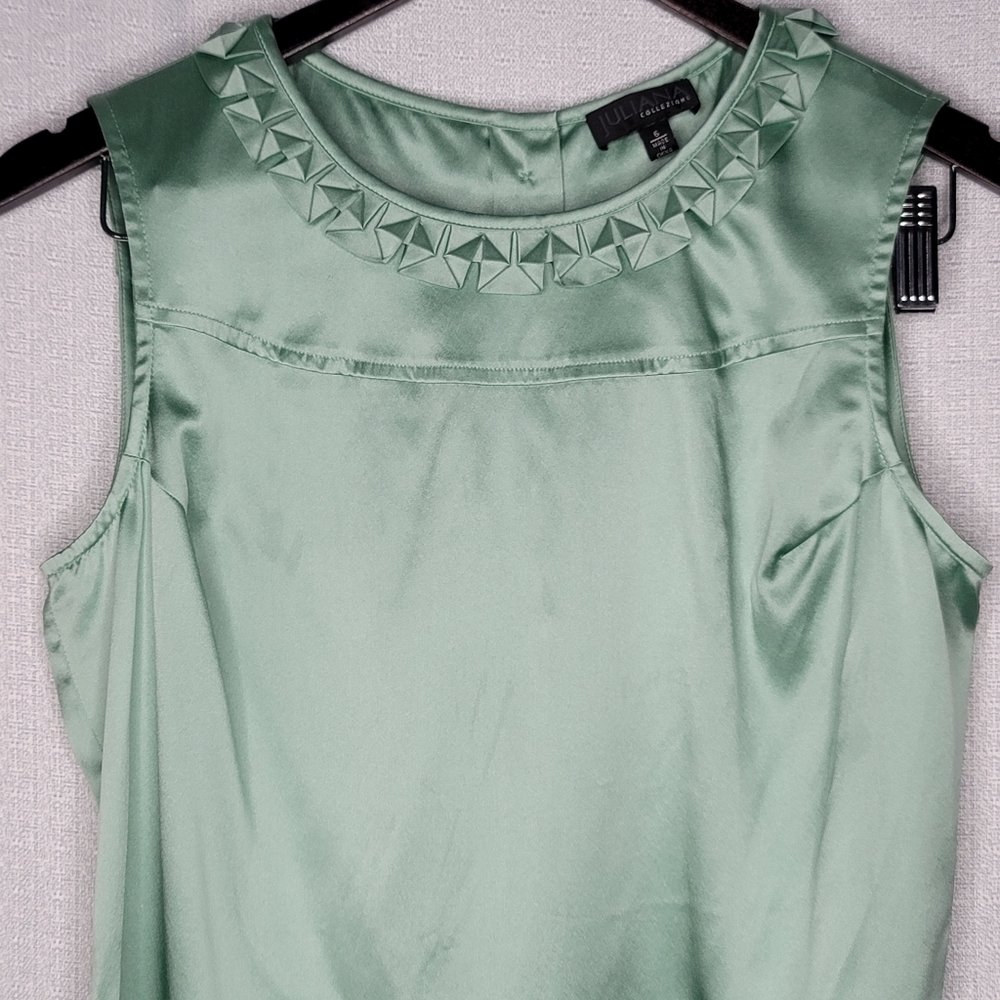 Sleeveless Button Back Blouse - Picture 2 of 10